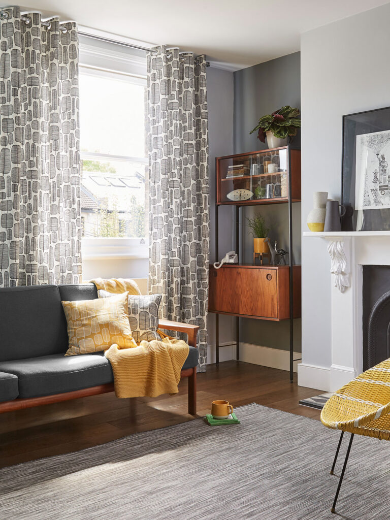 an image to show how a living room would look if decorated with mid century modern interior design