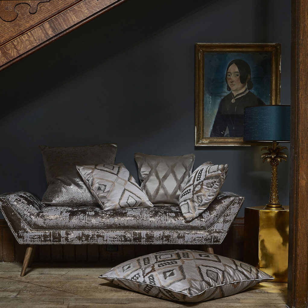 photo to how how to use dark colours for halloween styled interiors 