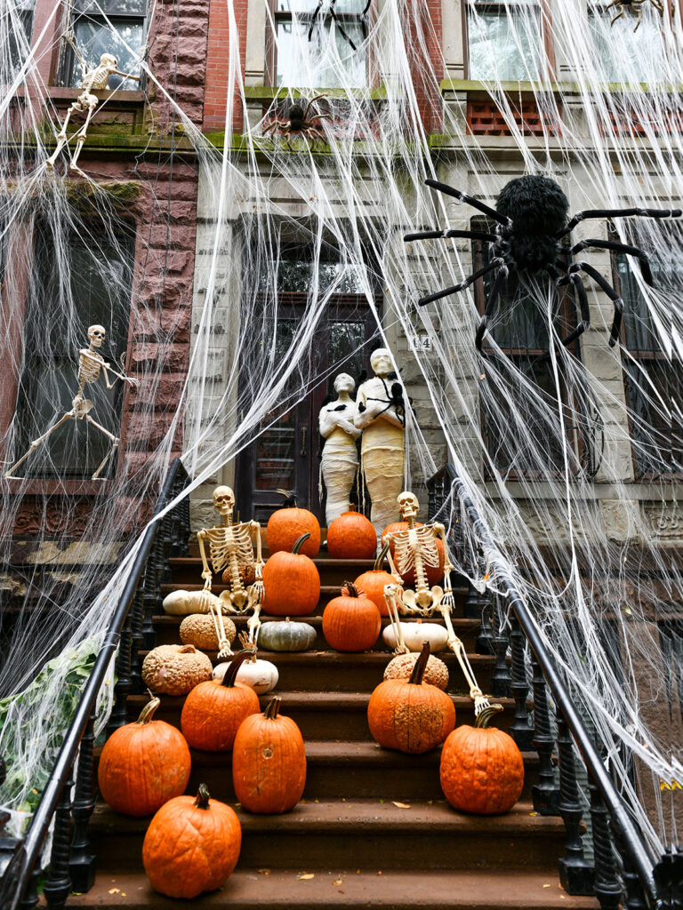 image to show example of halloween decorations in america 