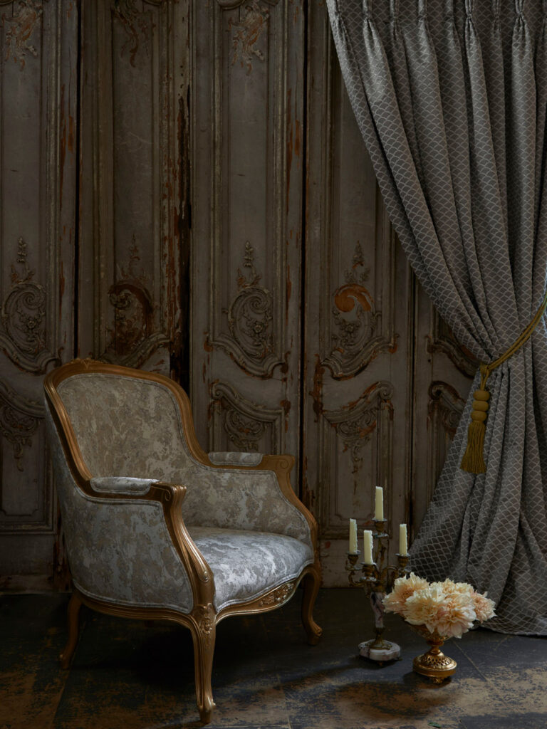 image of white and gold grand chair 