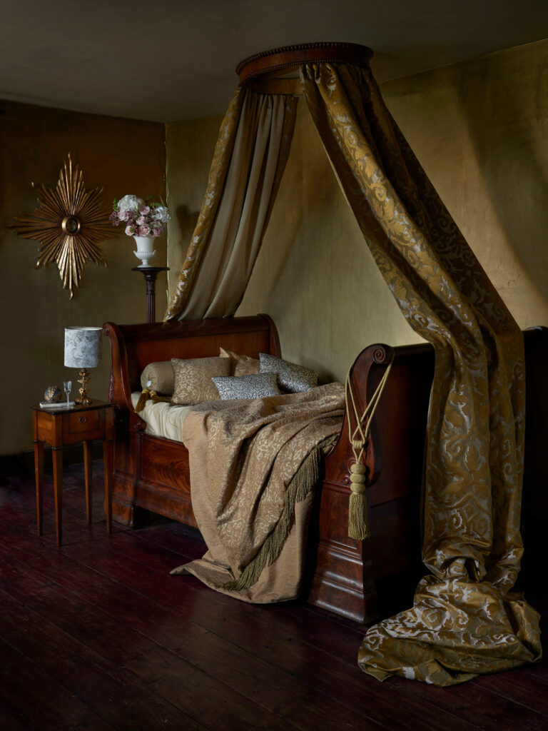 a photo to show old fashioned interior design 