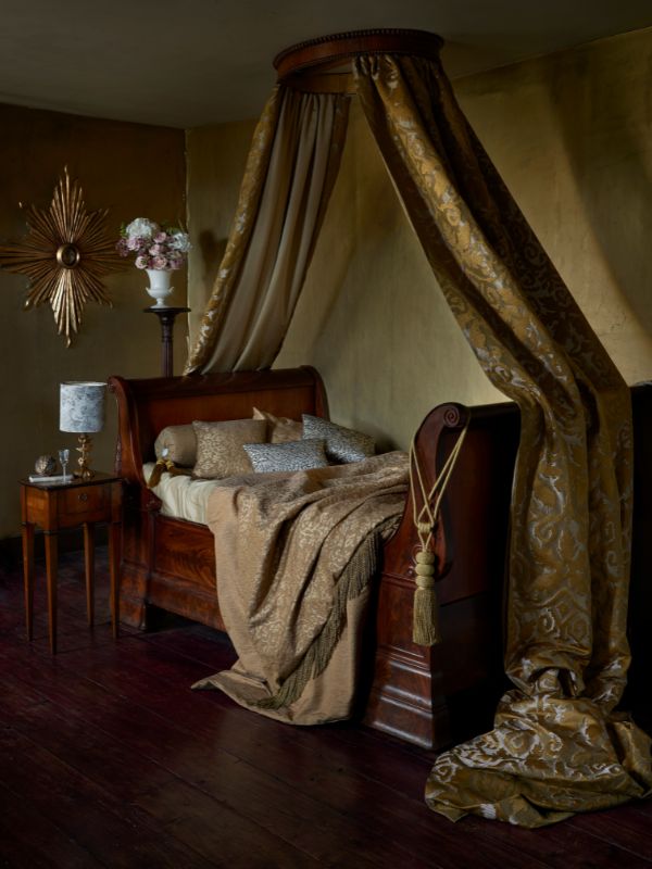 A gothic glamour bedroom